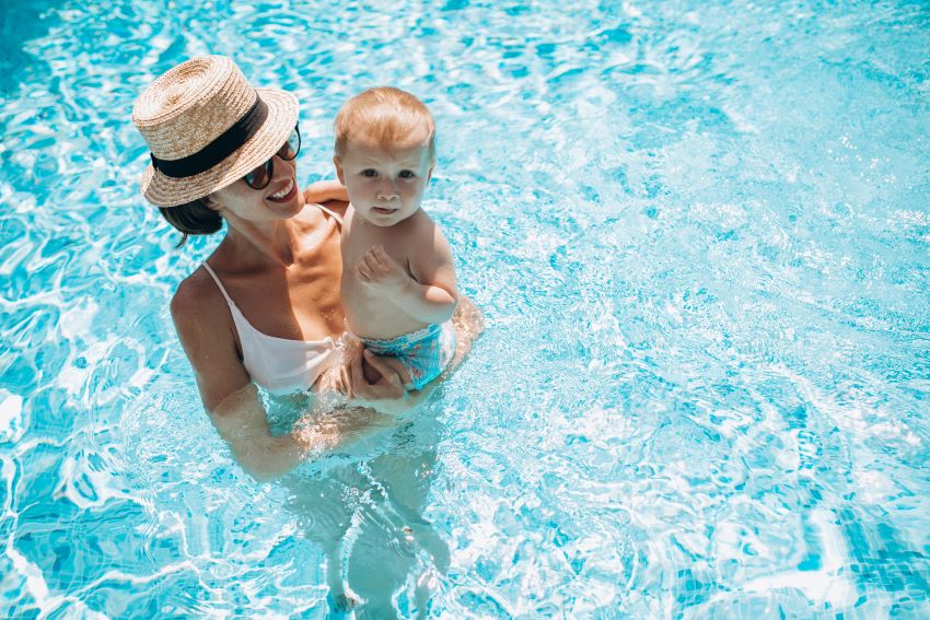 Cómo podemos prevenir la conjuntivitis en la piscina o playa en los niños.